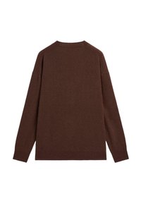 Hnědý pletený svetr s dlouhými rukávy, kulatým výstřihem a volným střihem. Tkanina má měkkou strukturu a minimální detaily.