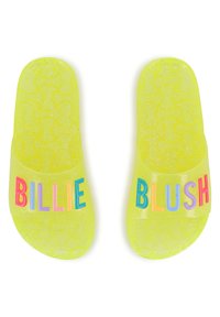 Οι κίτρινες γκλίτερ σαγιονάρες έχουν τα γράμματα "BILLIE" και "BLUSH" σε πολύχρωμα γράμματα στη διαφανή λωρίδα. Ο σχεδιασμός είναι κομψός με ομαλή υφή.