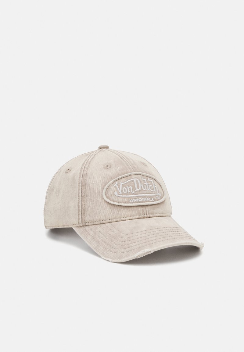 Casquette de baseball beige Von Dutch Originals avec une visière incurvée et un logo brodé sur l'avant sur un fond uni clair.