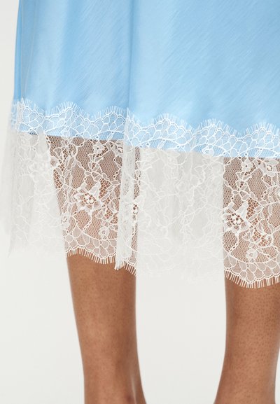 Φωτεινό γαλάζιο φόρεμα με δαντελένιο τελείωμα στη φούστα με λουλουδένια σχέδια, απαλό υλικό και σκάλιστη άκρη. Ομαλό ύφασμα πάνω από τη δαντέλα.