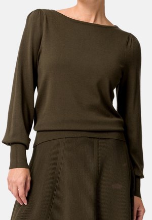 Oliwkowy sweter z dekoltem łódkowym, długimi rękawami z dopasowanymi mankietami oraz prążkową teksturą na dole. Materiał wydaje się miękki i elastyczny.