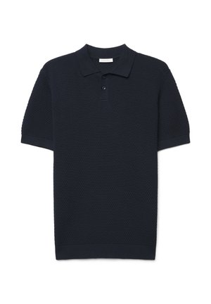 Marineblaues Poloshirt mit kurzer Texturärmel, zwei Knopfverschluss und geripptem Kragen, Bündchen und Saum auf weißem Hintergrund.