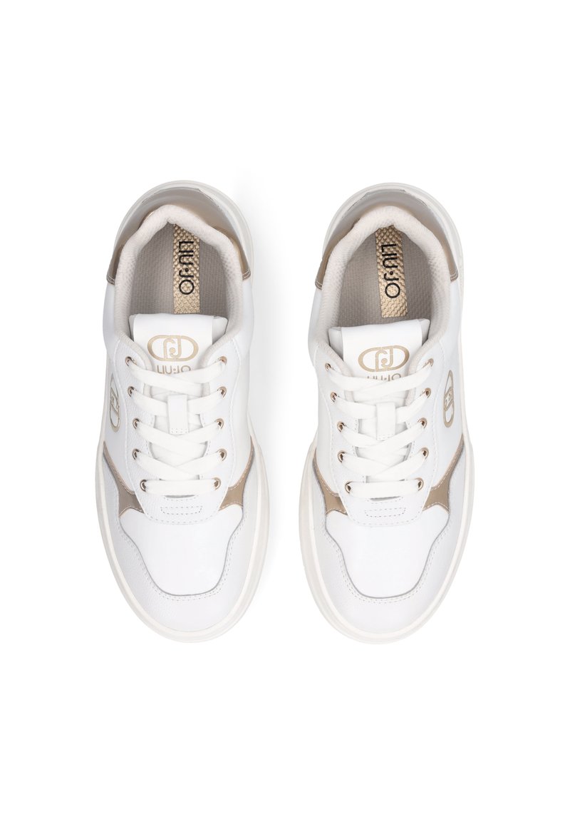 Weiße Sneakers mit hellbeigen Akzenten, Obermaterial aus glattem Leder, Schnürdesign, gepolsterter Kragen und strukturierte Innensohle. Goldenes Logo auf der Zunge.