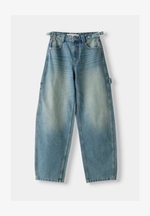 Jeans en denim bleu clair taille haute avec une coupe ample. Les caractéristiques incluent une fermeture à boutons, des passants de ceinture et des poches latérales.