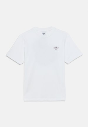 Camiseta blanca de algodón con mangas cortas, con un pequeño logo de adidas multicolor en el pecho izquierdo. Diseño clásico de cuello redondo.