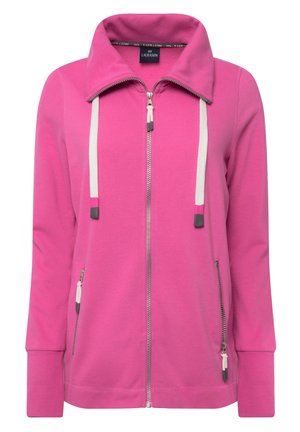 Różowy rozpinany sweatshirt z wysokim kołnierzem, białymi sznurkami do ściągania oraz dwiema bocznymi kieszeniami z zamkami błyskawicznymi i kontrastowymi elementami metalowymi.