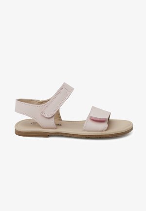 Sandales en cuir rose avec deux sangles Velcro ajustables, une semelle plate beige et des détails de couture minimaux.
