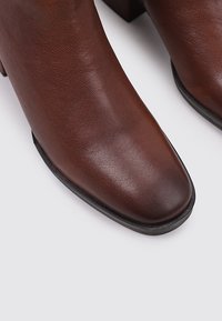 Sandra Fontán DAY - Classic ankle boots - camel