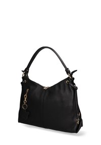 Sac à main en cuir noir avec une texture lisse, quincaillerie dorée, une bandoulière et un charme décoratif attaché. Fermeture zippée en haut.