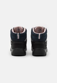 Mörkblå mocka och mesh sneakers med hög skaft och svarta gummisulor, försedda med rosa detaljer och grå ränder bak. Texturerad häl.