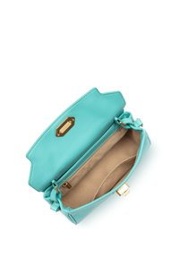 Borsa a tracolla in pelle turchese con chiusura a pattina, dettagli in metallo dorato e fodera interna beige. Design compatto con bordi senza cuciture.