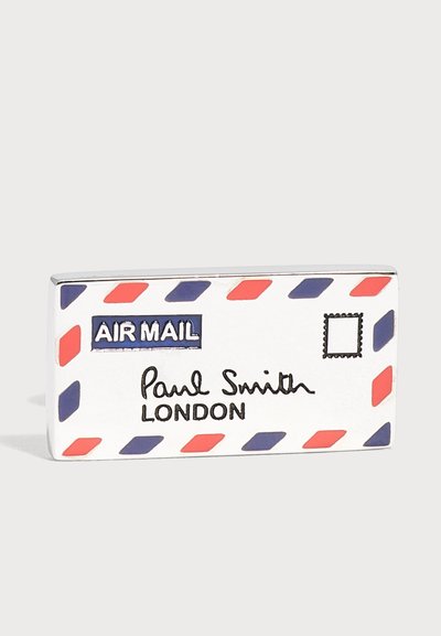 Pin's émaillé rectangulaire en forme d'enveloppe blanche de courrier aérien avec des bandes rouges et bleues sur les bords et le texte "Paul Smith London".
