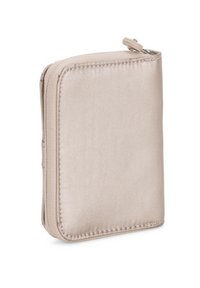 Beige satin plånbok med dragkedja, med en slät textur, rektangulär form och rundade kanter. Har sömnadsdetaljer längs sömmarna.