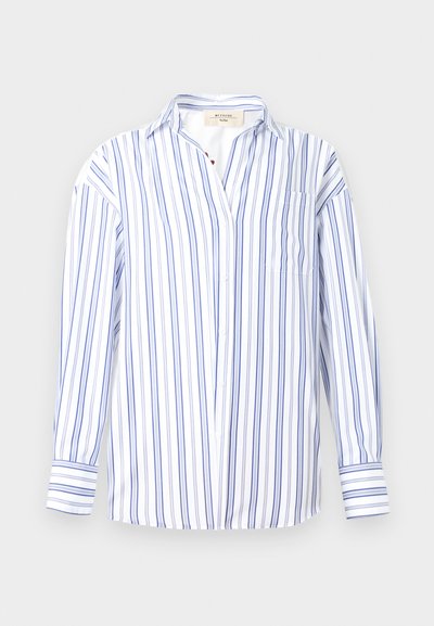 Λευκό πουκάμισο με μπλε κάθετες ρίγες, μακριά μανίκια, τσέπη στο στήθος και κλασικό γιακά σε ανοιχτό φόντο.