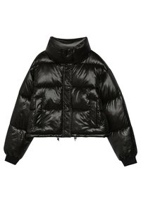 Giacca puffy nera, croppata, realizzata in materiale lucido, con colletto alto, due tasche frontali, polsini elastici e orlo con coulisse.
