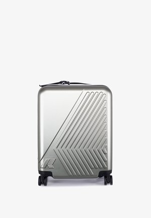 Valigia rigida color argento con linee diagonali in rilievo, ruote agli angoli e manico corto sulla parte superiore, mostrata su sfondo bianco.
