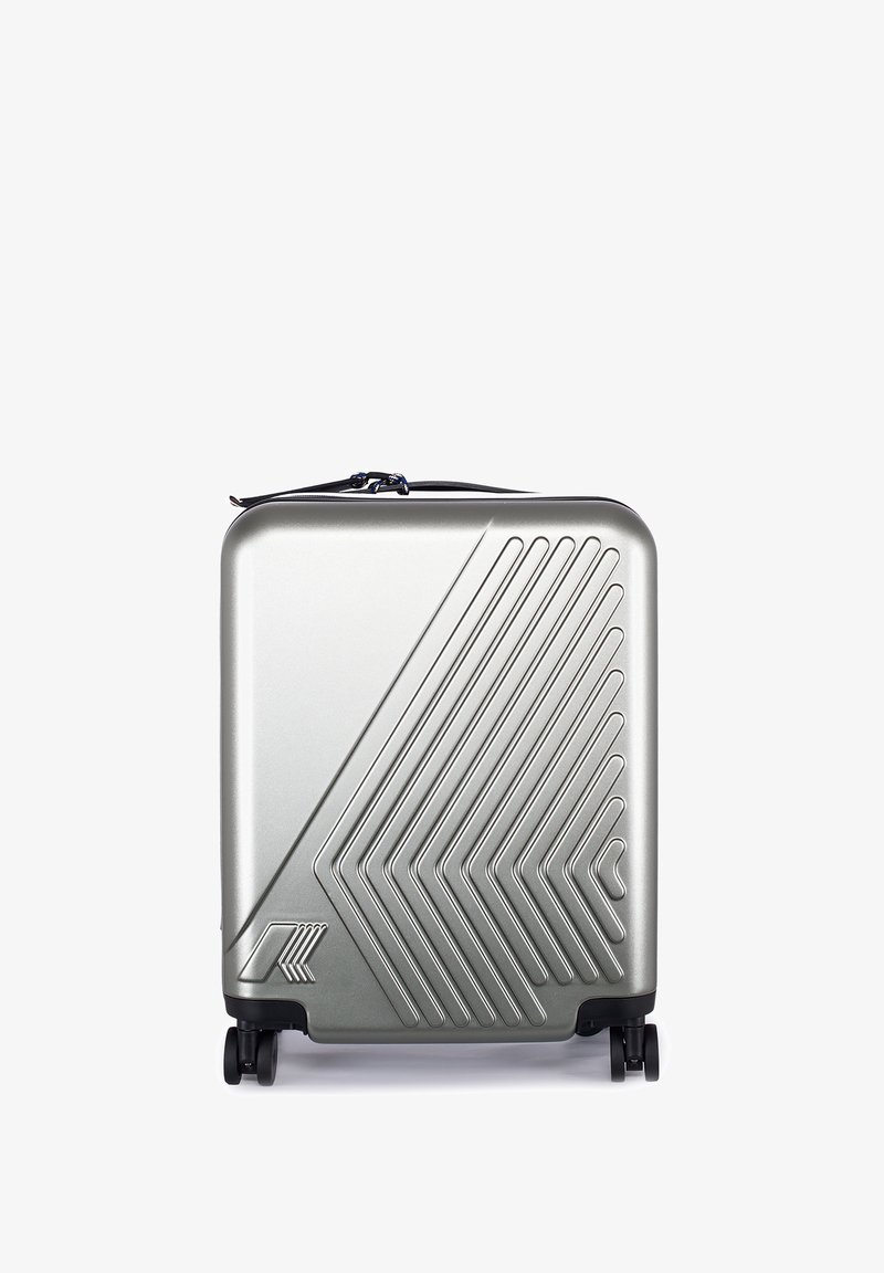 Valigia rigida color argento con linee diagonali in rilievo, ruote agli angoli e manico corto sulla parte superiore, mostrata su sfondo bianco.