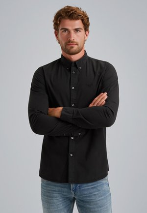 Schwarzes Langarmhemd mit Button-Down-Kragen und Vorderblende, ausgestattet mit kontrastierenden Knöpfen und einem dezenten Logo auf der Brust.