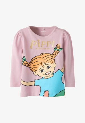 Rosa Langarm-T-Shirt mit einem Cartoon-Charakter mit orangefarbenen Zöpfen, dem Text "PIPPI" in glitzerndem Gold und bunten blauen und grünen Akzenten.