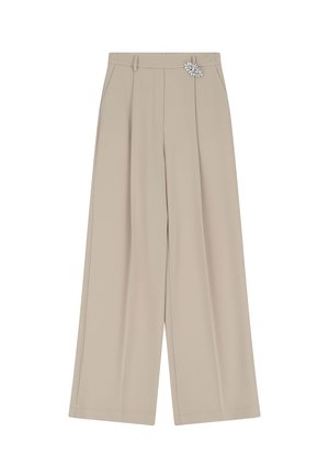 Pantaloni beige a gamba larga realizzati in tessuto morbido, con vita, pieghe frontali e un distintivo accentuato da una spilla di cristallo decorativa sul lato.