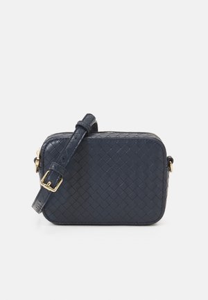 Borsa rettangolare in pelle intrecciata di colore blu navy con tracolla staccabile e hardware dorato. Presenta una chiusura con zip e una superficie testurizzata.