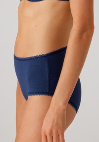 Marineblauwe katoenen hipster onderbroek met een golvende kant bovenband, een zachte textuur en een ontwerp dat volledige dekking biedt.