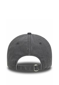 Schwarze Baumwollkappe mit gebogenem Schild, verstellbarem Riemen hinten und subtiler Textur. Verfügt über einen zentralen Knopf und belüftete Ösen.