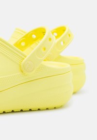Crocs CLASSIC CUTIE - Pantofole - sulphur