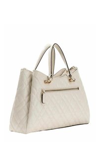 Sac à main matelassé beige avec deux poignées, fermeture à glissière sur le dessus et poche avant. Éléments métalliques dorés et texture lisse.