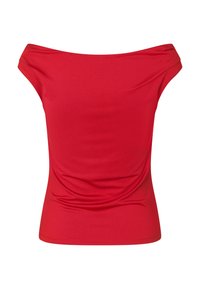 Κόκκινη μπλούζα με ανοιχτούς ώμους, φτιαγμένη από λείο, ελαστικό ύφασμα. Διαθέτει εφαρμοστή γραμμή και διακριτική ρίγανη στο μπροστινό μέρος.
