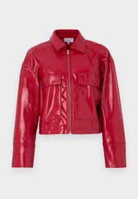 Giacca corta in similpelle rossa con colletto, chiusura con zip e due tasche frontali; texture lucida e vestibilità comoda.