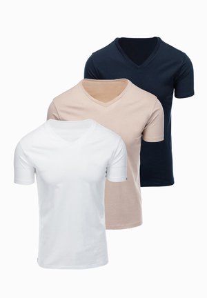 Tre ensfarvede V-hals t-shirts med kort ærme i hvid, beige og mørkeblå, vist lagdelt mod en hvid baggrund.