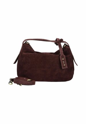 Petit sac à main en daim marron foncé avec une courte anse et une longue anse amovible, comportant une étiquette en cuir avec des clous en métal.