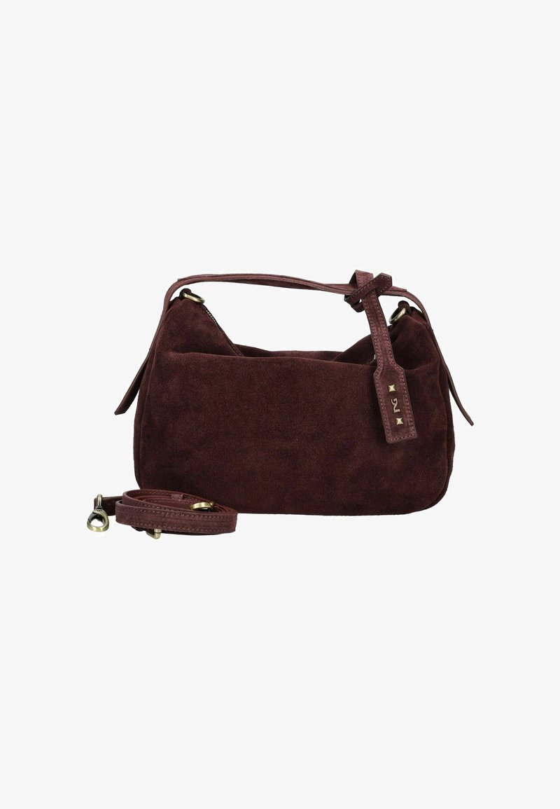 Petit sac à main en daim marron foncé avec une courte anse et une longue anse amovible, comportant une étiquette en cuir avec des clous en métal.
