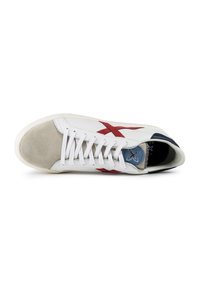 Sneaker bianco con logo in tessuto rosso, punta in suede grigia e accento blu sulla linguetta. Presenta un design con lacci bianchi e suola in gomma.