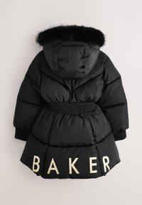 Abrigo de invierno acolchado negro con capucha con borde de piel, cintura y puños elásticos, y grandes letras que forman la palabra BAKER en la parte baja de la espalda.