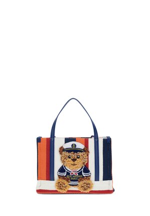 Bolsa de mano con rayas verticales rojas, naranjas, blancas y azul marino y un osito de peluche en la parte delantera vestido con un traje y un sombrero de marinero azul marino.