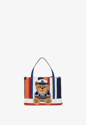 Borsa tote con righe verticali rosse, arancioni, bianche e blu navy e un orsetto frontale che indossa un completo da marinaio blu navy e cappello.