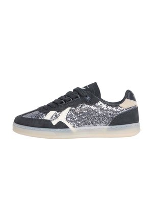 Niskie sneakersy z czarnego zamszu, srebrzyste panele z brokatem, białe akcenty, czarne sznurówki i przezroczysta podeszwa, widok z boku na białym tle.