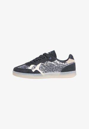 Niskie sneakersy z czarnego zamszu, srebrzyste panele z brokatem, białe akcenty, czarne sznurówki i przezroczysta podeszwa, widok z boku na białym tle.
