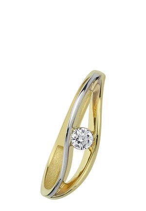 Bague en or jaune au design lisse et courbé, ornée d'un petit diamant rond et d'un accent argenté le long d'un côté.