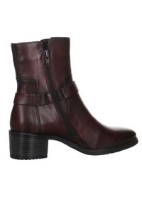 Botas de cuero marrón hasta la mitad de la pantorrilla con cremallera lateral, tacón apilado y detalle de correa, con un acabado suave y punta redondeada.