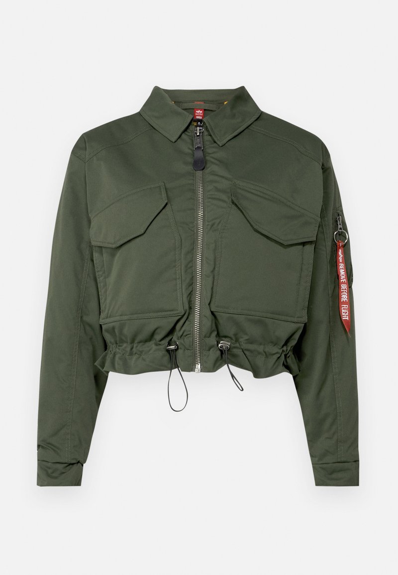 Chaqueta verde recortada hecha de tejido ligero, que presenta un cierre frontal, dos bolsillos en el pecho y un bolsillo lateral con cremallera que incluye un detalle de etiqueta roja.