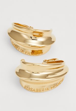 Par polerede øreringe i gylden tone med tyk bøjle, hvor "Elisabetta Franchi" er indgraveret på de nederste kanter.