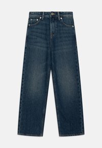 Jeans w kolorze ciemnoniebieskim, o szerokim kroju nogawki, z kieszeniami z przodu oraz zapięciem na metalowy guzik z przeszyciami.