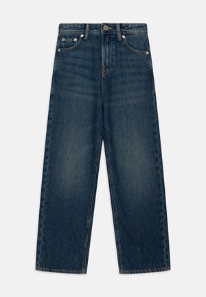 Denim hlače v temno modri barvi, širokega kroja, sprednjimi žepi in kovinskim gumbom za zapiranje s šivi.