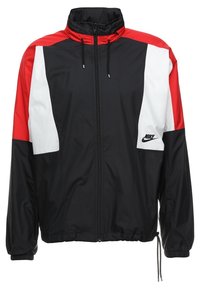 Větruvzdorná bunda Nike s černými, červenými a bílými panely, vysokým límcem, zipem vpředu, elastickými manžetami a nastavitelným spodním lemem pro lepší přizpůsobení.