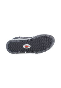 Suola di scarpa sportiva di colore blu scuro con un motivo di presa texture, realizzata in materiale gommoso e con un logo rosso al centro.