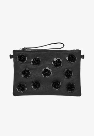 Clutch de cuero negro con un acabado texturizado, que presenta diez adornos florales negros y una correa de muñeca. Cierre de cremallera en la parte superior.
