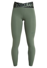 Nike Pro legging in olijfgroen, met een brede zwarte tailleband met de opdruk "NIKE PRO", een gladde textuur en een nauwsluitend ontwerp dat tot aan de enkels reikt.
